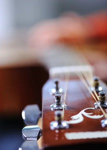 Close up de guitarra clássica com profundidade de campo rasa — Fotografia de Stock