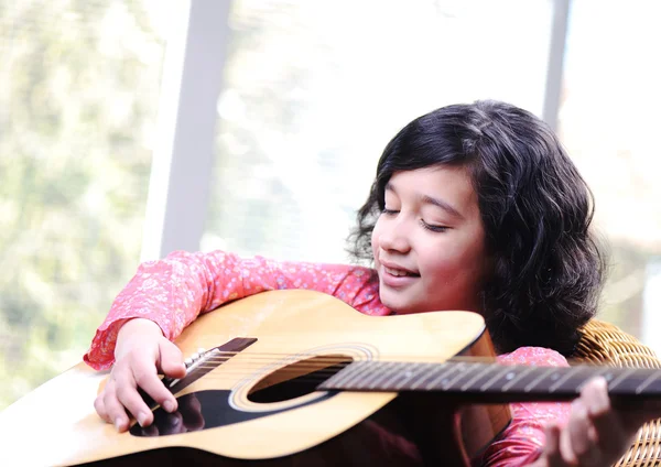 Κοριτσάκι που παίζει κιθάρα στο σπίτι — Φωτογραφία Αρχείου