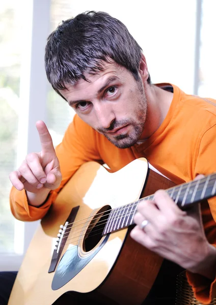 Masculino adulto tocando guitarra — Fotografia de Stock