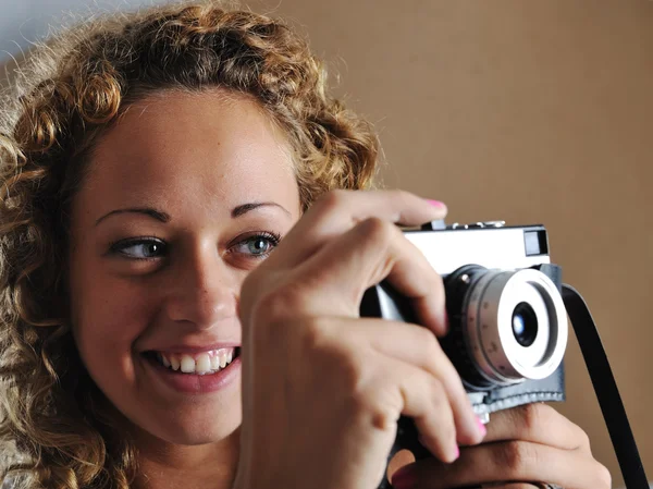Menina loira com câmera retro — Fotografia de Stock