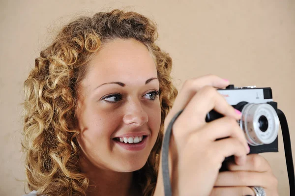 Menina loira com câmera retro — Fotografia de Stock