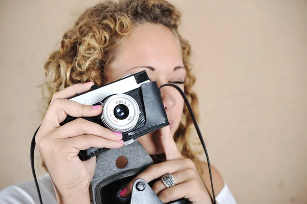 Blondýnka s retro fotoaparát — Stock fotografie