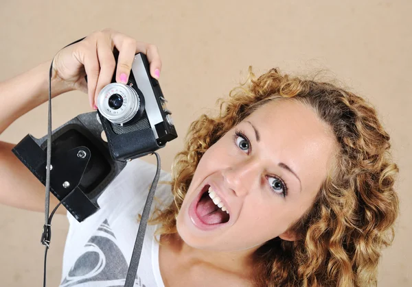 Menina animado com câmera segurando — Fotografia de Stock
