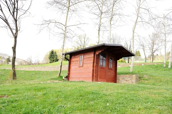 En lada cabine på gröna fält — Stockfoto