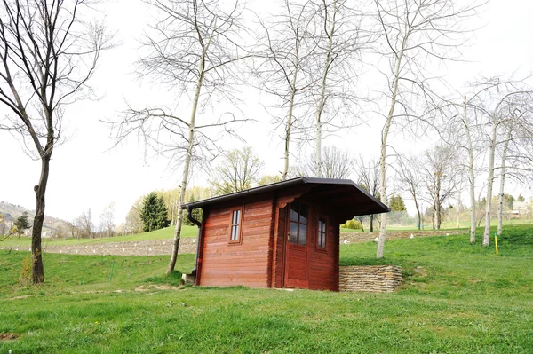 En lada cabine på gröna fält — Stockfoto