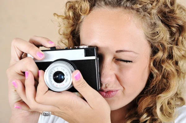 Ενθουσιασμένος κορίτσι με κρατώντας φωτογραφική μηχανή — Φωτογραφία Αρχείου