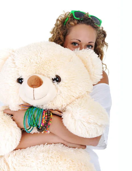 Adolescente sosteniendo un oso de peluche (sin nombre o marca registrada ) — Foto de Stock
