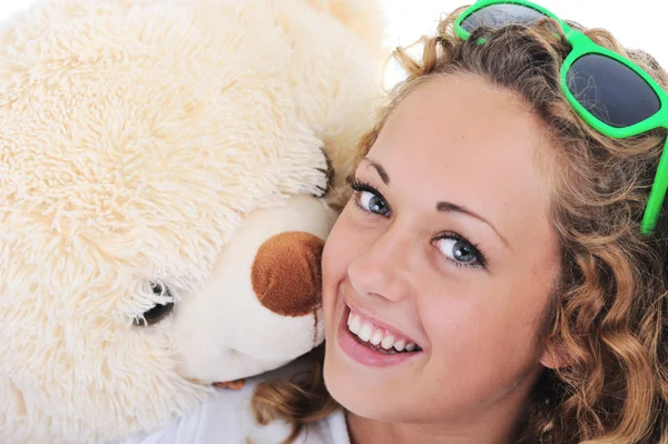 Adolescente loira segurando um ursinho de pelúcia — Fotografia de Stock