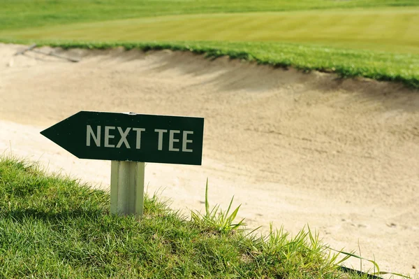 Siguiente tee signo flecha dirección campo de golf —  Fotos de Stock