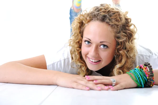 Tonåring kvinna med blont och lockigt hår leende — Stockfoto