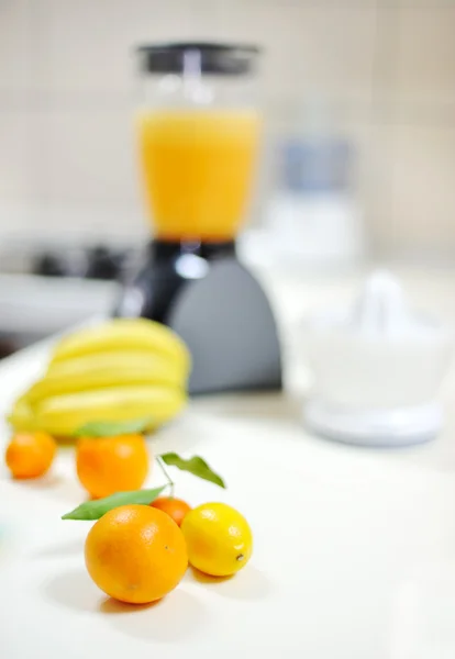 Φρέσκο χυμό από πορτοκάλι στο σπίτι στην κουζίνα — Φωτογραφία Αρχείου