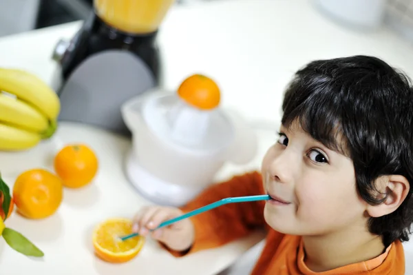 Niño pequeño con naranja —  Fotos de Stock