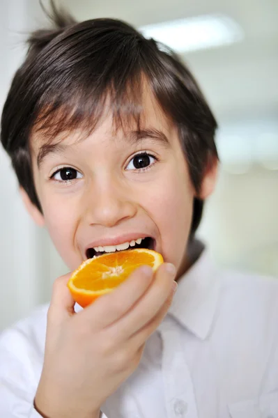 Narancs és a gyerek — Stock Fotó