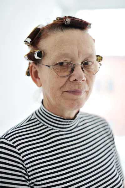 Signora anziana con bigodini sui capelli — Foto Stock