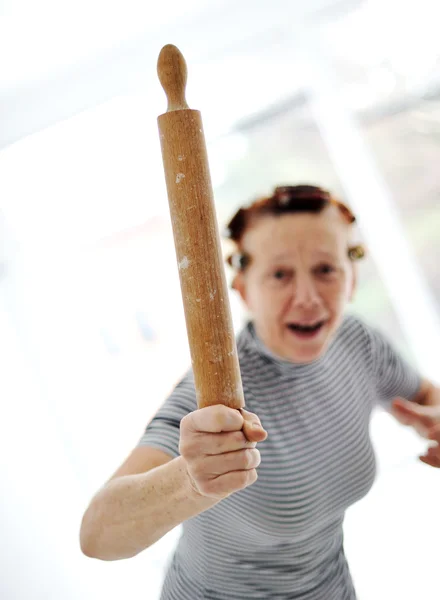 Mujer mayor enojada con rodillo —  Fotos de Stock