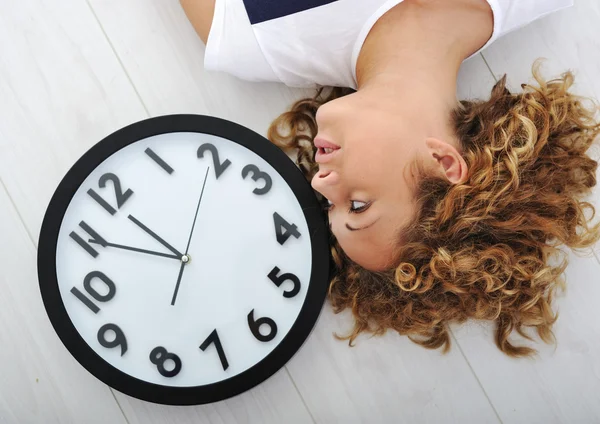 Girl and clock — Stock Photo, Image