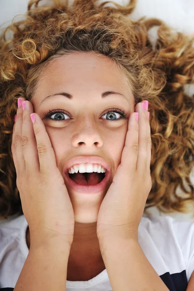 Förvånad glada ung kvinna — Stockfoto
