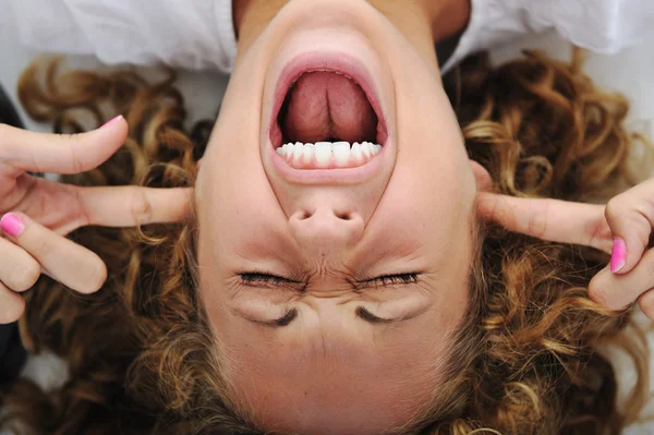 Chica gritando con los dedos en las orejas —  Fotos de Stock