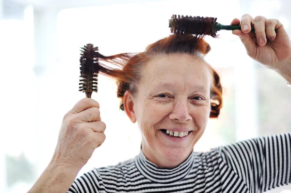 Senior dam frisörer med många kammar — Stockfoto