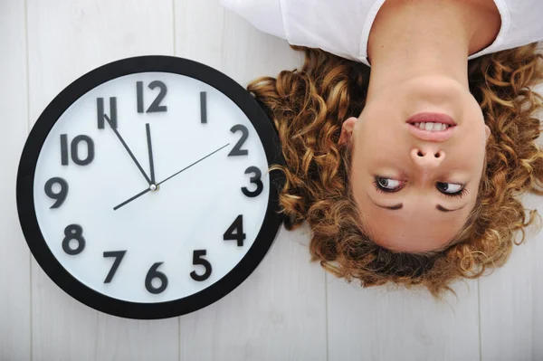 Blonde girl and clock — Stock Photo, Image