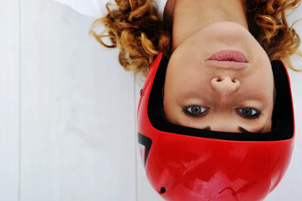 Funny girl s červenou helmou — Stock fotografie