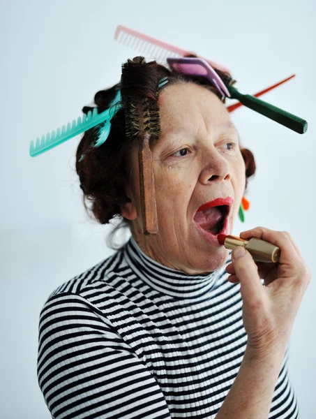 Äldre kvinna sätta läppstift — Stockfoto