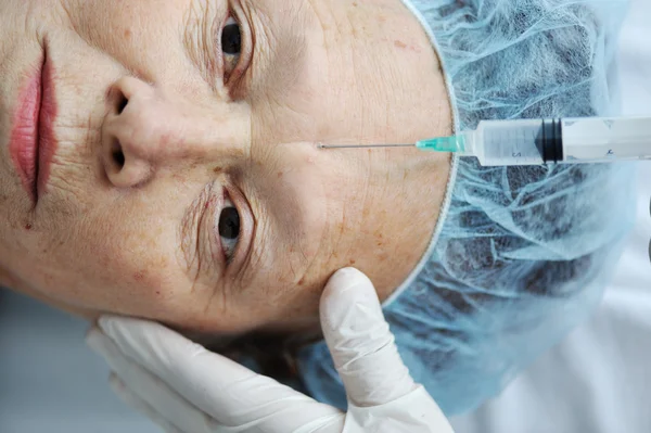 Äldre kvinna att få botox injektion på sjukhus — Stockfoto