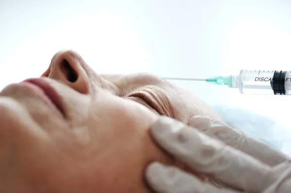 Botox injektion på ansiktsvård — Stockfoto