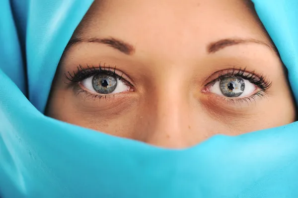 Gyönyörű fiatal muzulmán nőt kék sál — Stock Fotó