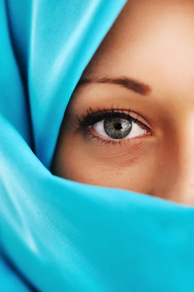 Ung kvinna med blå halsduk — Stockfoto