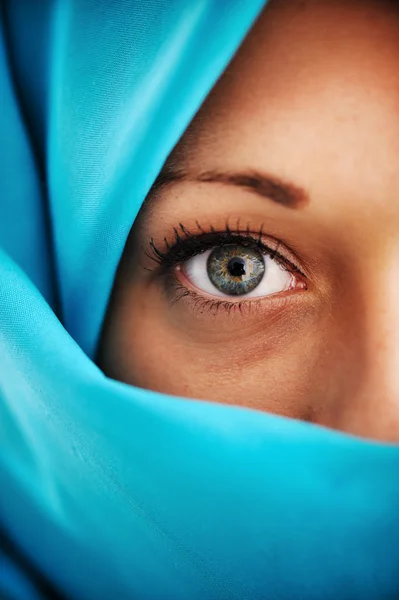 Polovinu tváře v modrý šátek — Stock fotografie