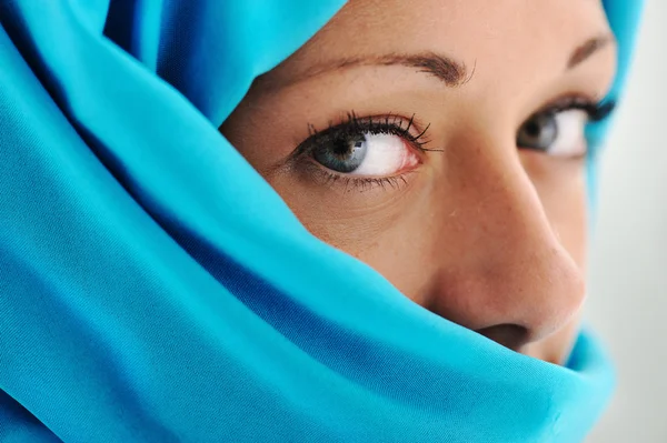 Młody piękny Muzułmanka w niebieski szalik — Zdjęcie stockowe