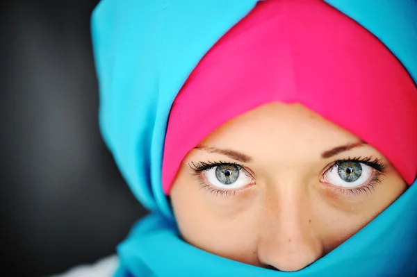 Mode blauer und pinkfarbener Hijab — Stockfoto
