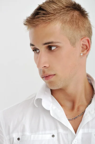 Close-up retrato de belo jovem macho isolado sobre fundo branco — Fotografia de Stock