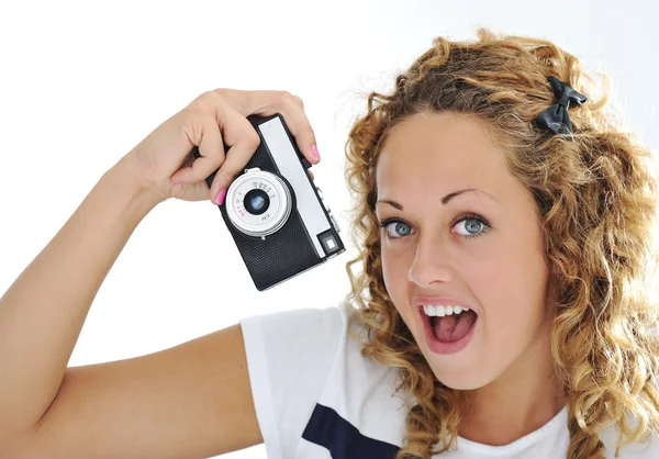 Uma jovem excitada gritando segurando uma câmera retro na mão — Fotografia de Stock