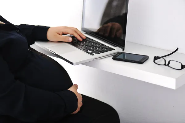 Pregnant Muslim Arabic business woman working at office — Stock Photo, Image