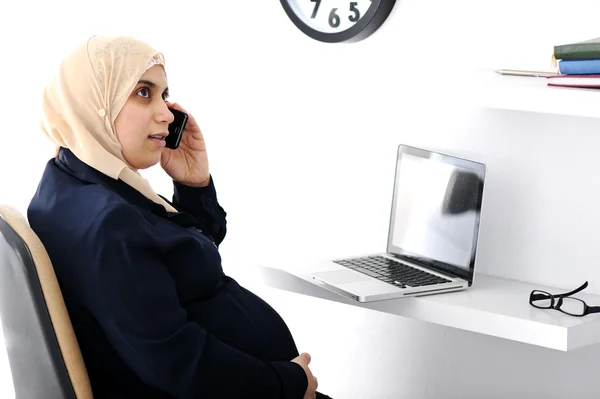 Těhotná muslimské arabské obchodní žena pracující v kanceláři — Stock fotografie