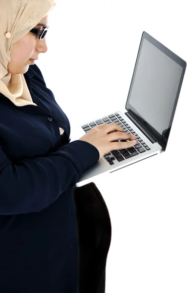 Donna araba musulmana incinta che utilizza il computer portatile — Foto Stock