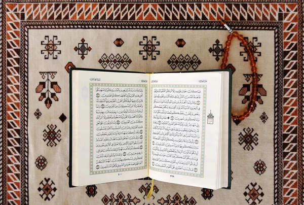 Korán, svatá kniha muslimů — Stock fotografie