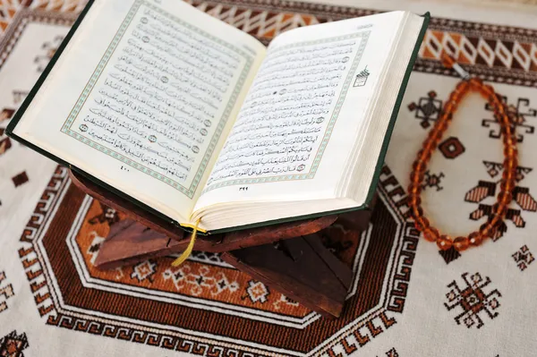 コーラン、イスラム教徒の神聖な本 — ストック写真