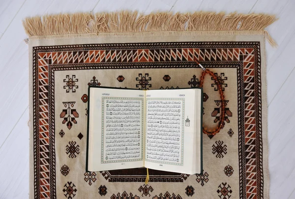 Коран, священная книга мусульман — стоковое фото