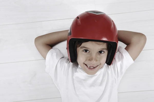 Piccolo ragazzo carino con casco sulla testa posa rilassato — Foto Stock