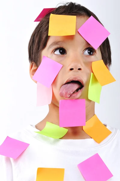 Menino com notas de memorando no rosto — Fotografia de Stock