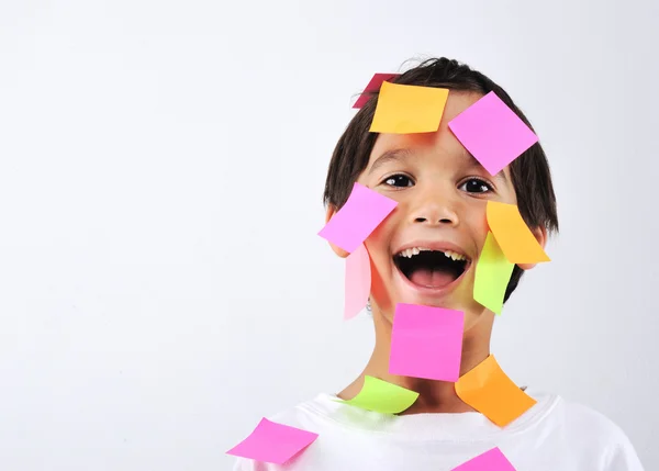 Niño pequeño con postes de memo en la cara —  Fotos de Stock