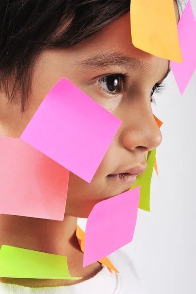 Kleine jongen met memo notes op zijn gezicht — Stockfoto