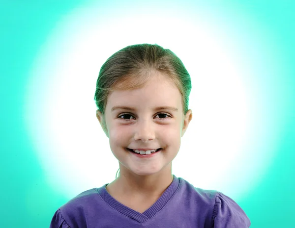 Kis szőke lány portré mosolyogva — Stock Fotó