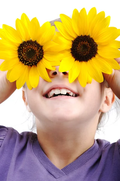 Glückliches kleines Mädchen mit Sonnenblumen auf den Augen — Stockfoto