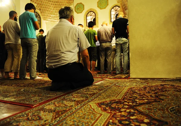 Salat layl - praying in mosque at night Ramadan — Stock Photo, Image