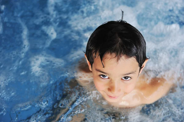 Маленький мальчик у бассейна — стоковое фото