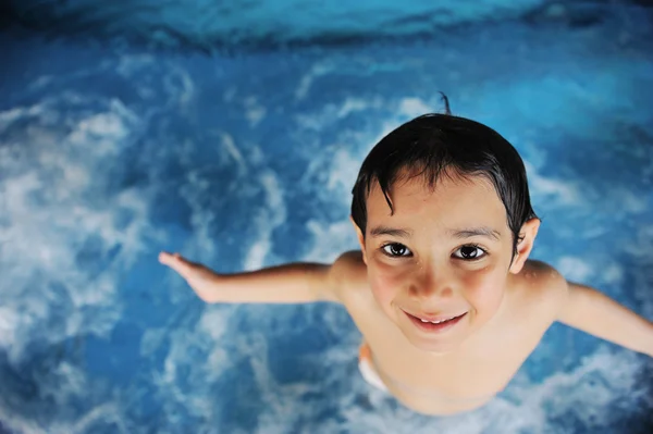 小男孩在游泳池 — 图库照片